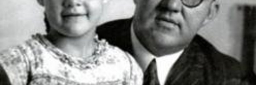 Trienke Laurie op haar pa  (DJ Opperman) se skoot. 1950 (internet foto)